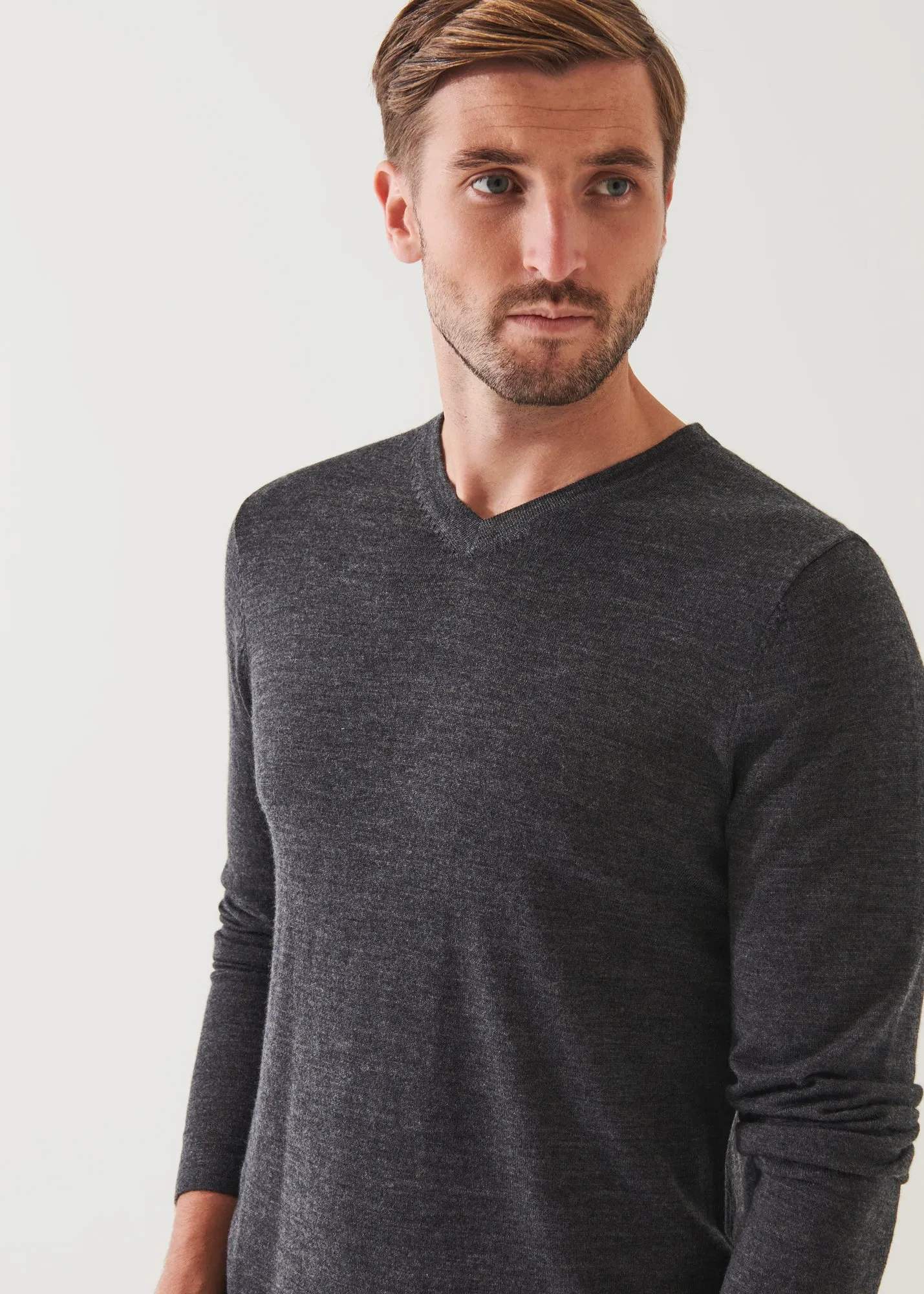 EXTRA-FINE MERINO V-NECK