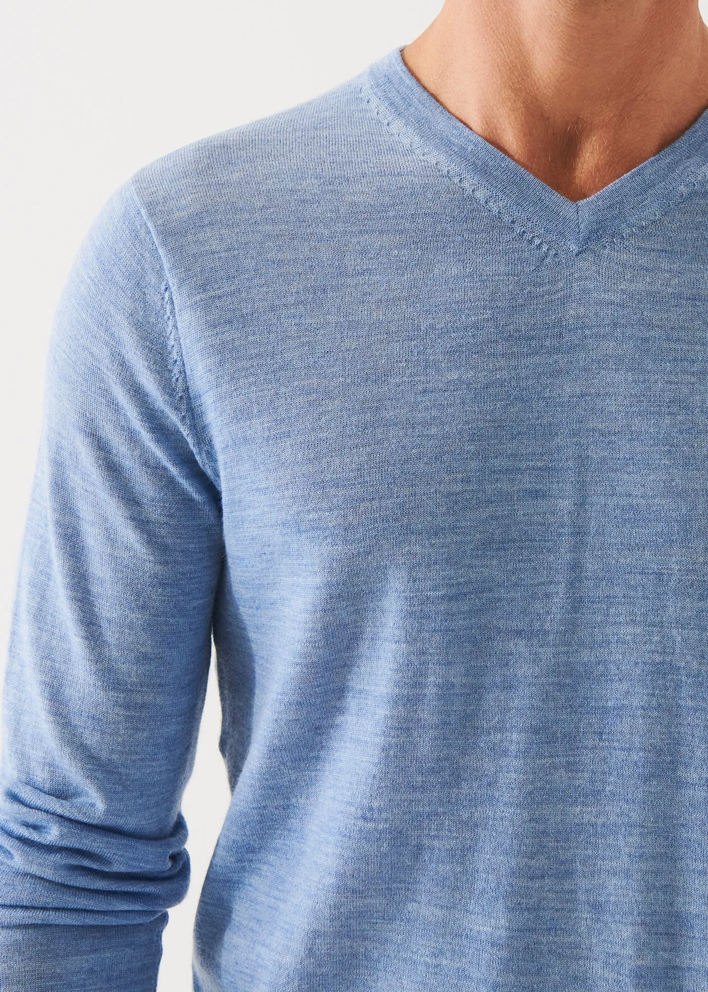 EXTRA-FINE MERINO V-NECK