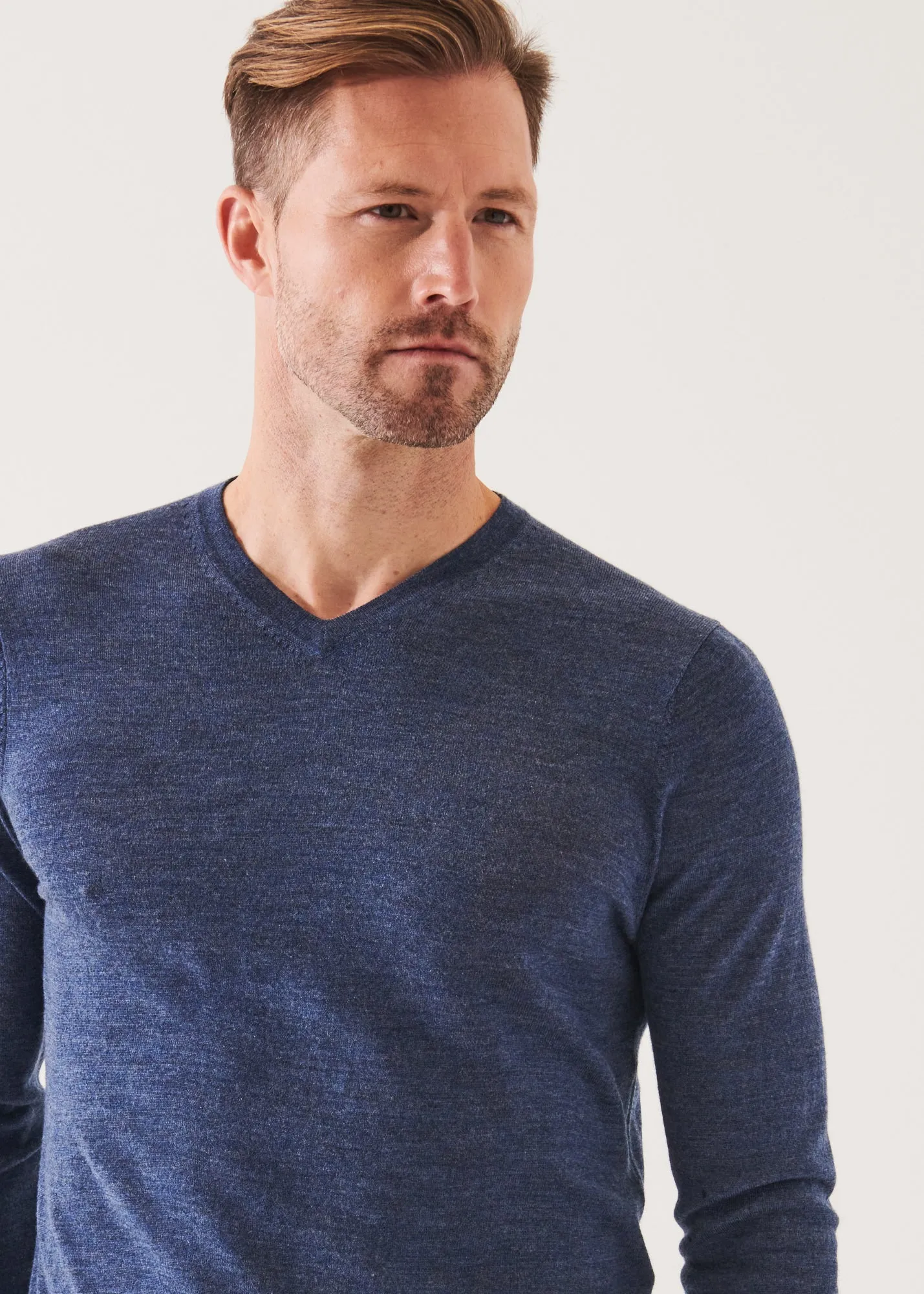 EXTRA-FINE MERINO V-NECK