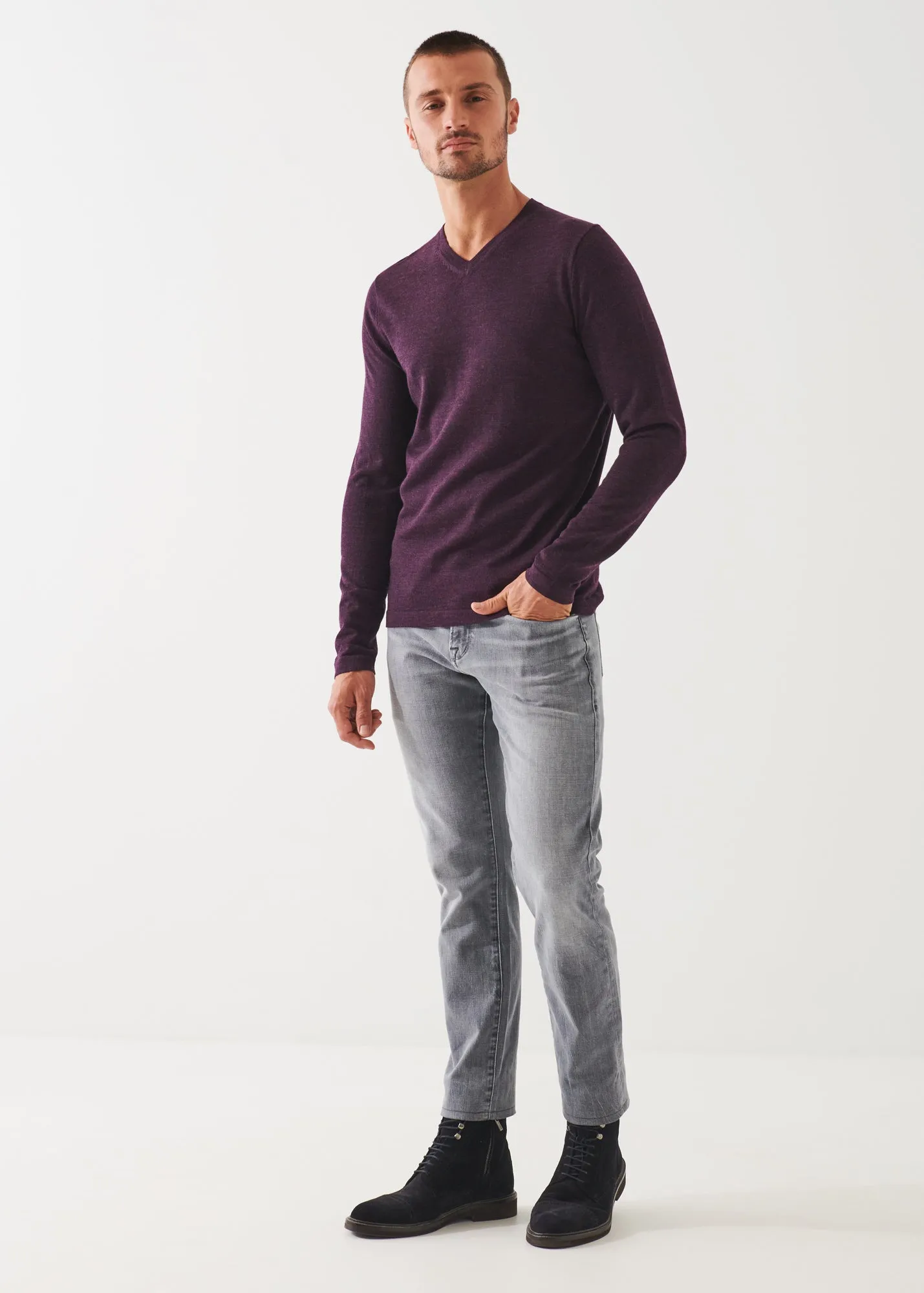 EXTRA-FINE MERINO V-NECK