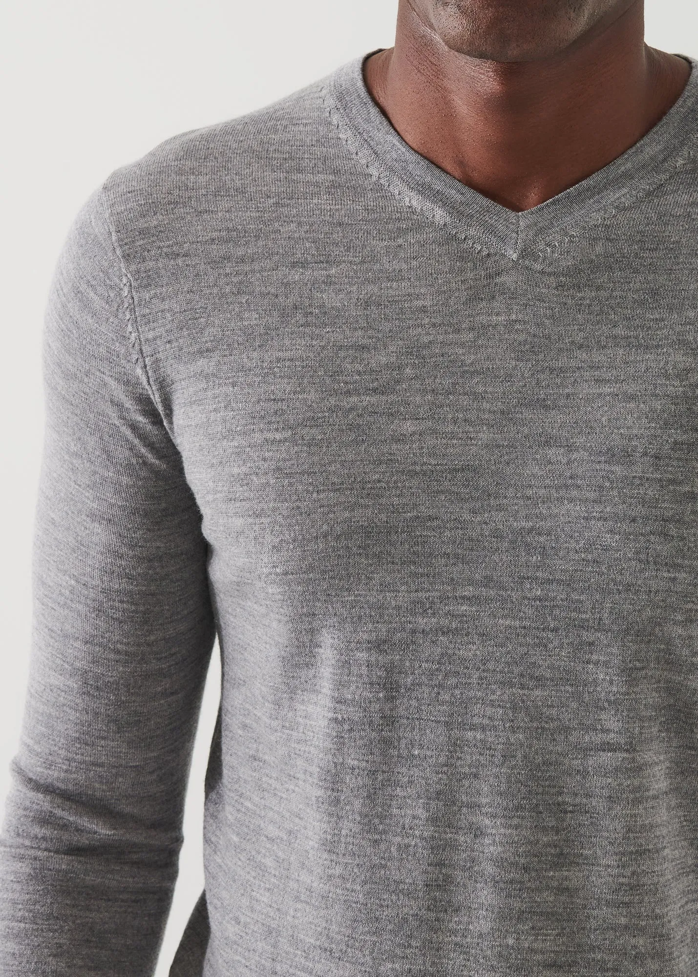 EXTRA-FINE MERINO V-NECK