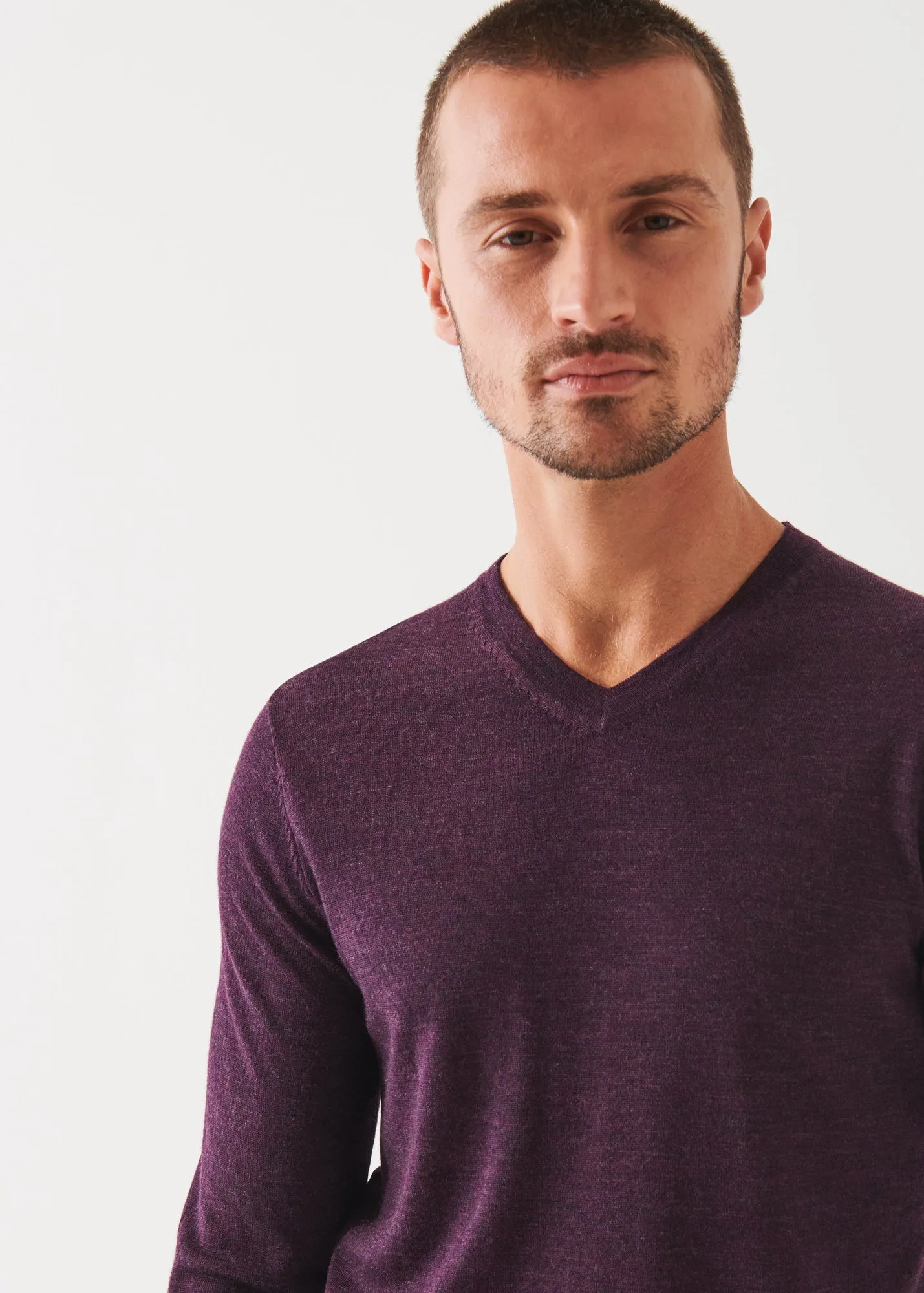 EXTRA-FINE MERINO V-NECK