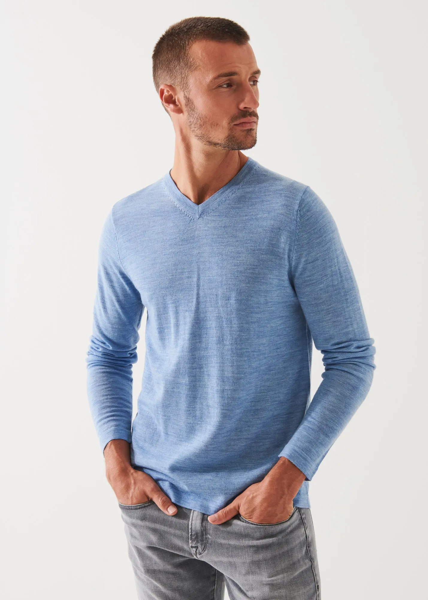 EXTRA-FINE MERINO V-NECK