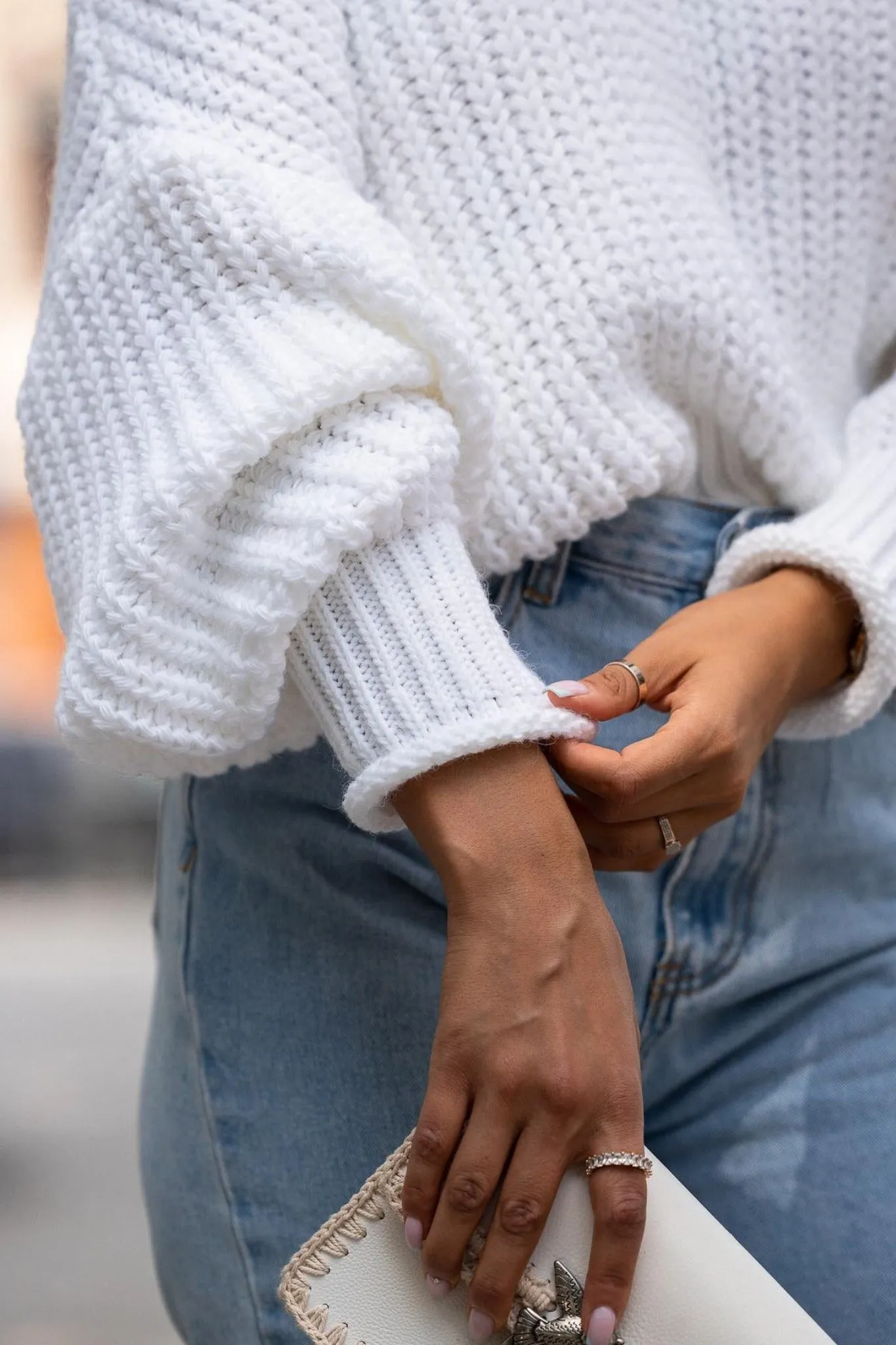 Maglione bianco oversize con taglio ampio e scollo a V